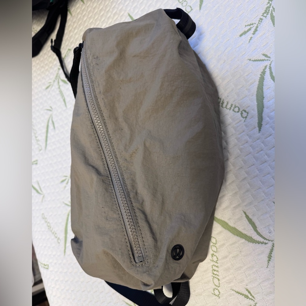 lululemon fast track bag